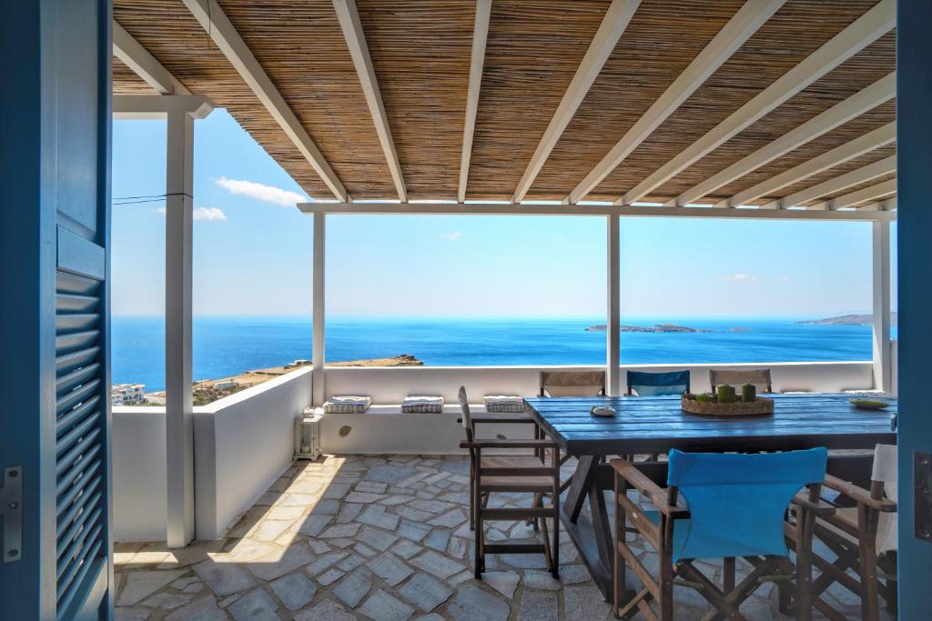 Ocean Villa with Sunset Views, 10 mins to Batsi Bay