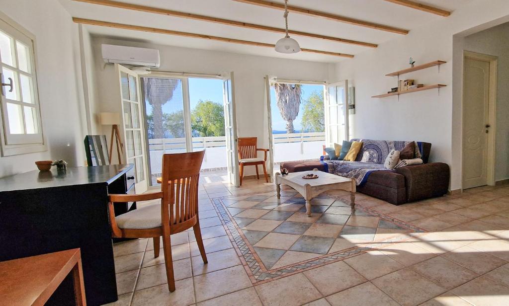 un soggiorno con divano e tavolo di Beachlife: The Apartment a Marmári