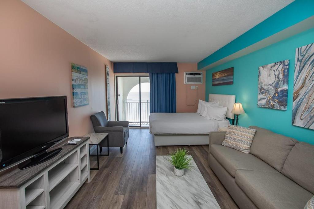 Televiisor ja/või meelelahutuskeskus majutusasutuses Direct Oceanfront Sea Mist Resort 21105