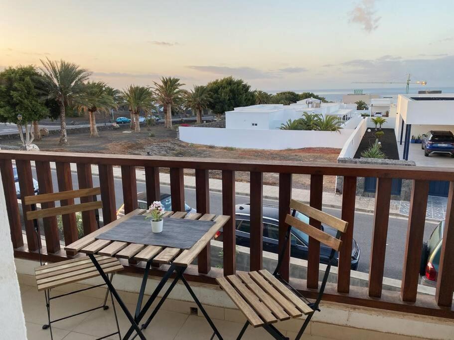 una mesa y sillas en un balcón con vistas a la calle en Casa Marla mit 3 Schlafzimmern und 2 Badezimmern en Puerto Calero