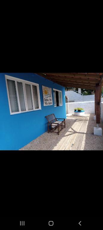 佩尼亚Casa do Vo Lelo的前面有长凳的蓝色建筑
