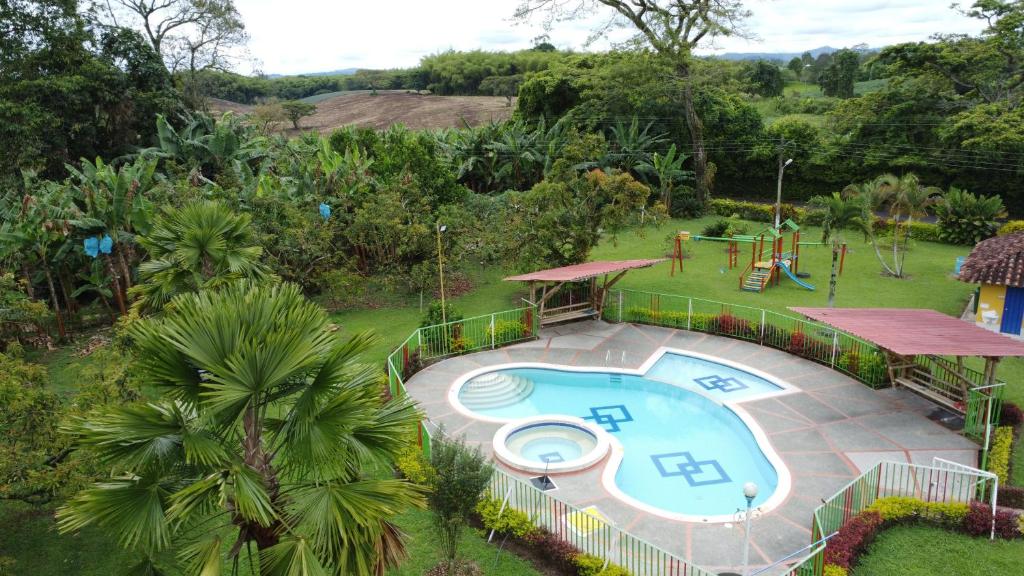 widok z powietrza na basen w ogrodzie w obiekcie FINCA HOTEL LA DORADA EJE CAFETERO w mieście Puerto Espejo