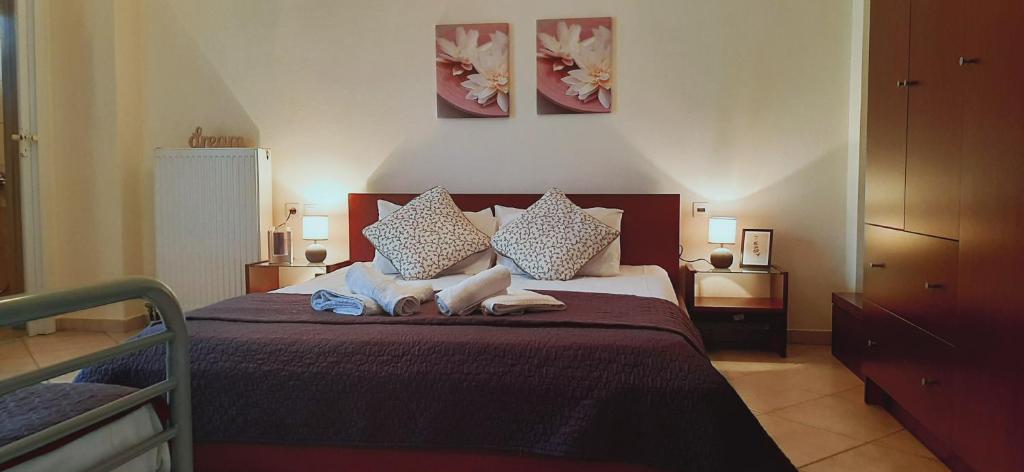 una camera da letto con un letto con due animali sdraiati sopra di Katerinas Apartments a Néos Marmarás
