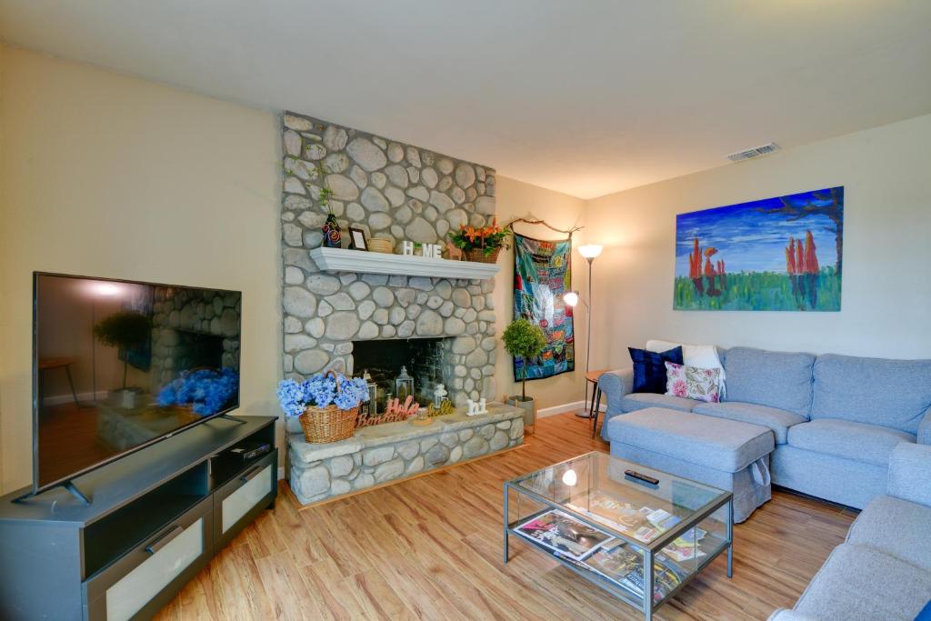 Χώρος καθιστικού στο Sunny Lakefront Family Paradise with Deck and 2 Kayaks