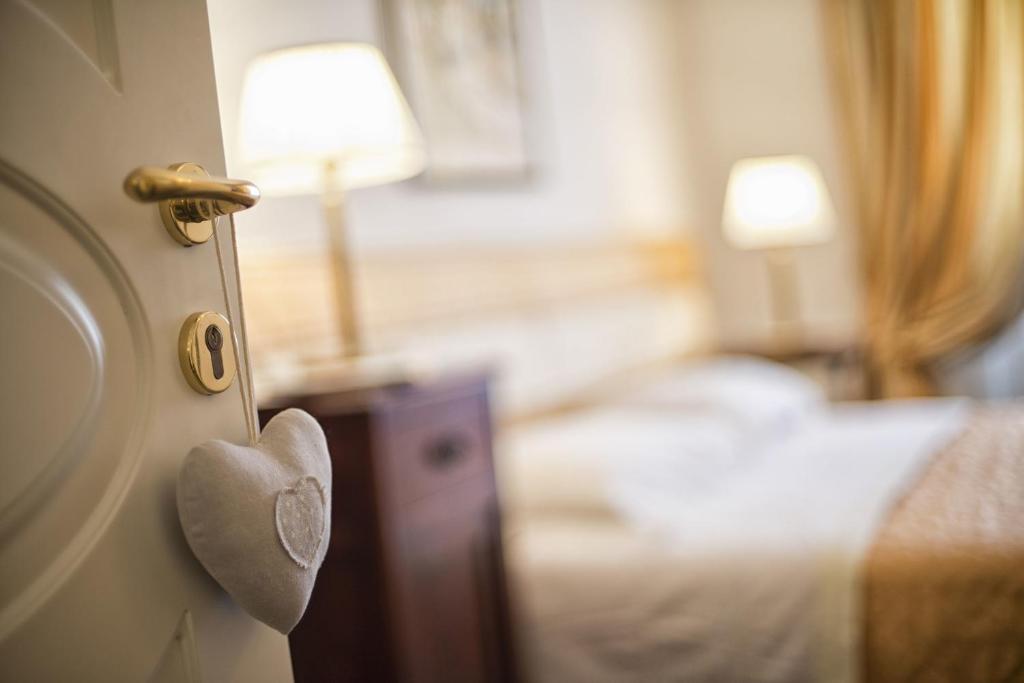een hartvormige deurknop in een hotelkamer bij B&B Le Sibille in Rome