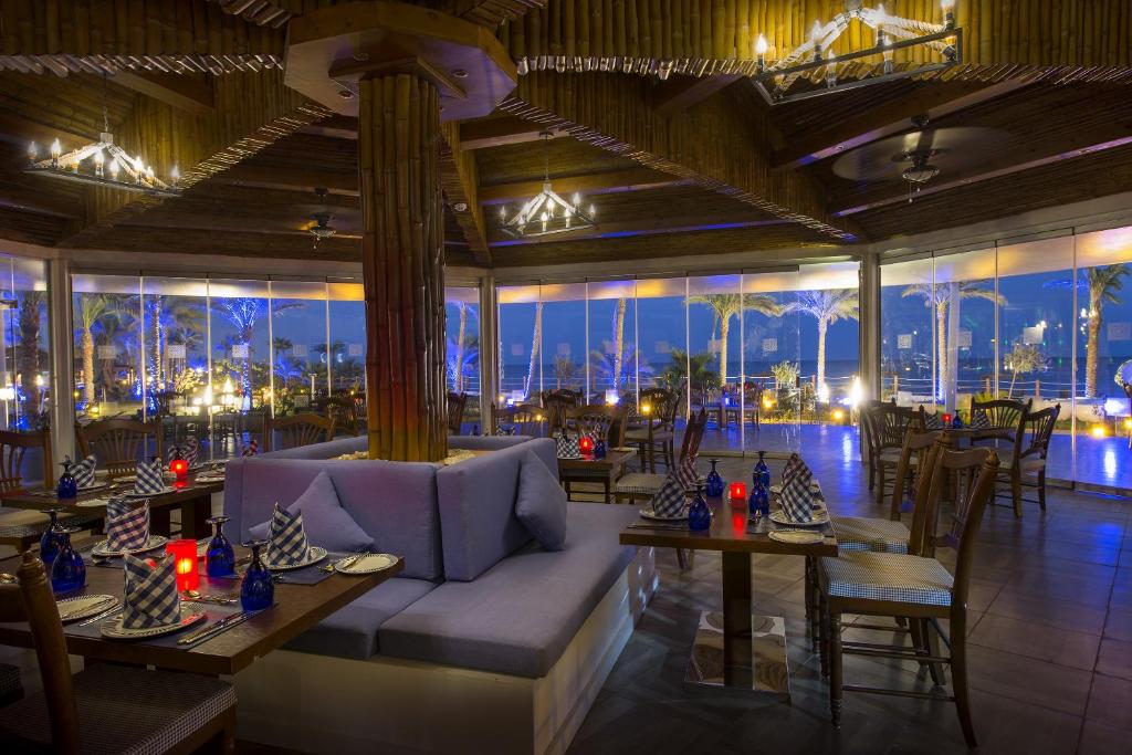 een restaurant met een bank en tafels en uitzicht op de stad bij Sunrise Montemare Resort -Grand Select in Sharm El Sheikh