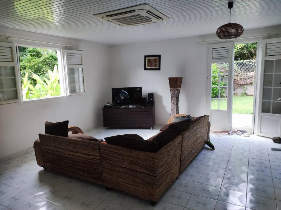 TV a/nebo společenská místnost v ubytování Villa familiale avec piscine