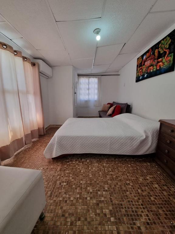 um quarto com uma cama grande e um sofá em apartaestudio charly em Cartagena das Índias