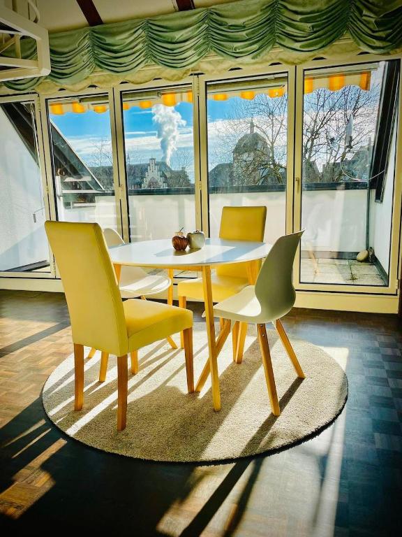 een eetkamer met een tafel en 2 stoelen bij Chris & Aris Ferienwohnung Waldshut Zentrum in Waldshut-Tiengen