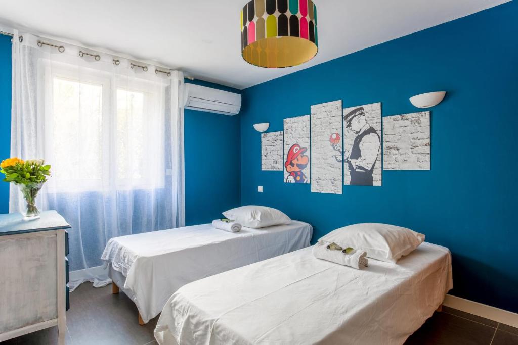 Łóżko lub łóżka w pokoju w obiekcie Villa Massilia - Welkeys