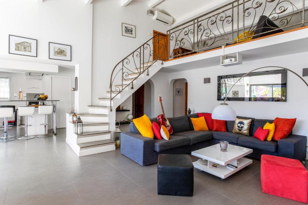 salon z kanapą i schodami w obiekcie Villa Massilia - Welkeys w mieście Aubagne