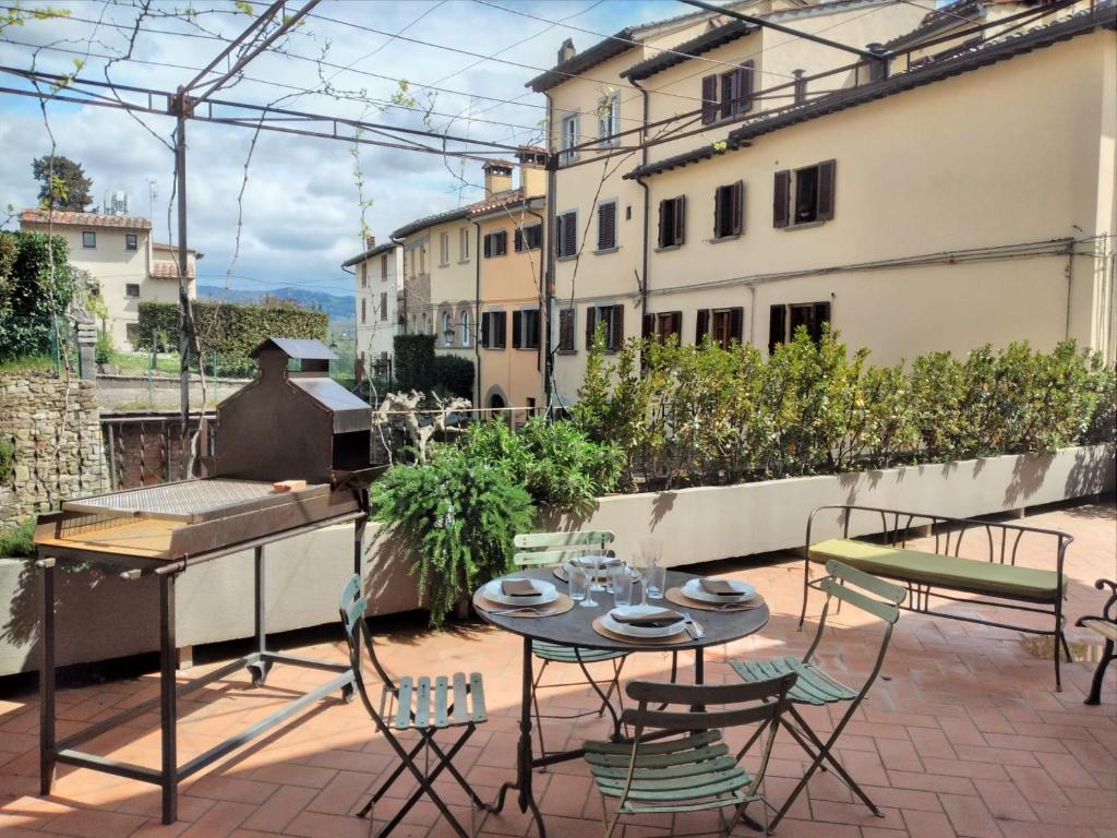 a patio with a table and chairs and a piano at IL DECUMANO CHARME APARTMENTS in Arezzo