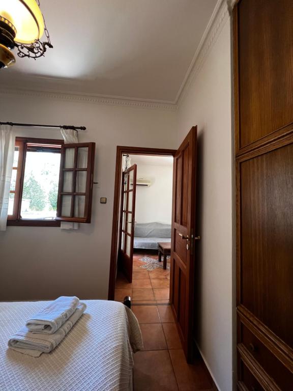 Postel nebo postele na pokoji v ubytování Limeni Studios