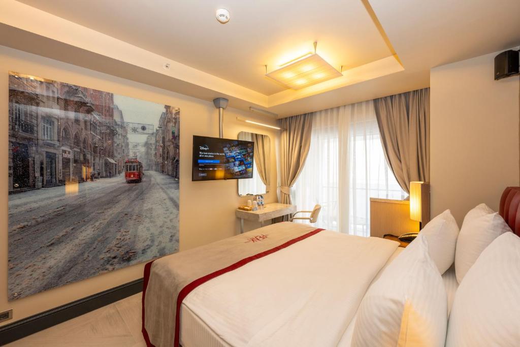 TV a/nebo společenská místnost v ubytování Ramada By Wyndham Istanbul Pera Taksim