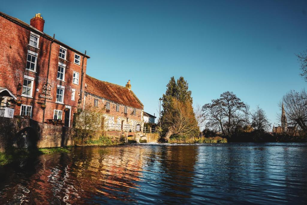 um rio numa cidade com edifícios e água em The Old Mill em Salisbury