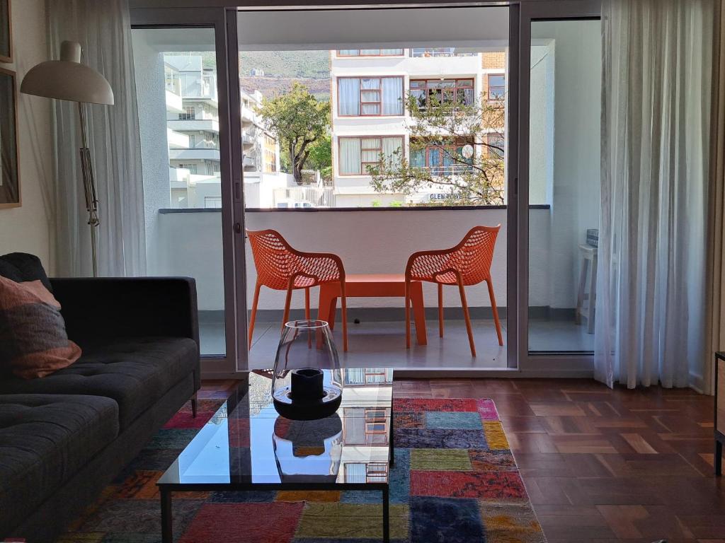 Table Mountain views, modern,lots of natural light, with parking