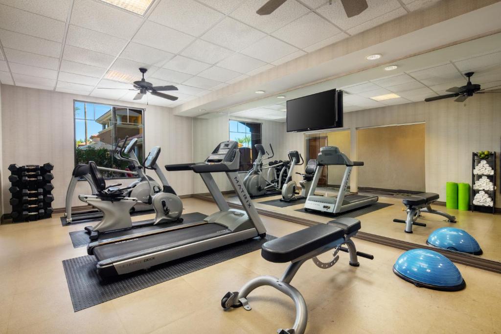 Fitness centrum a/nebo fitness zařízení v ubytování Holiday Inn Phoenix/Chandler by IHG