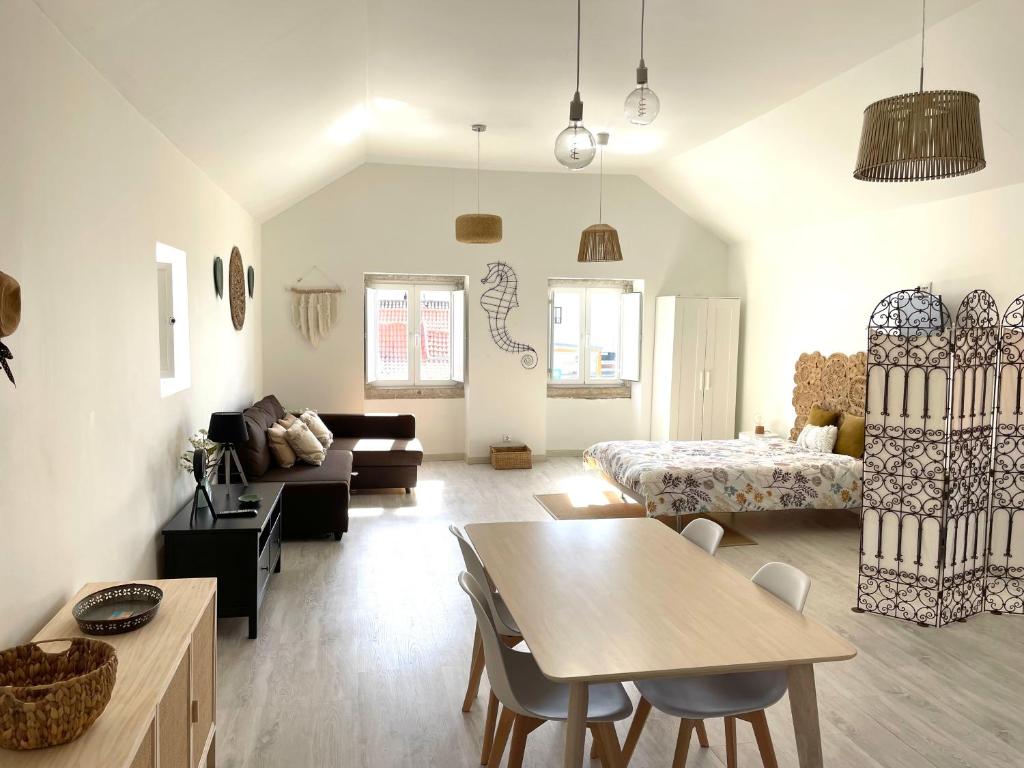 a living room with a couch and a table at Casa da Tia in Sesimbra