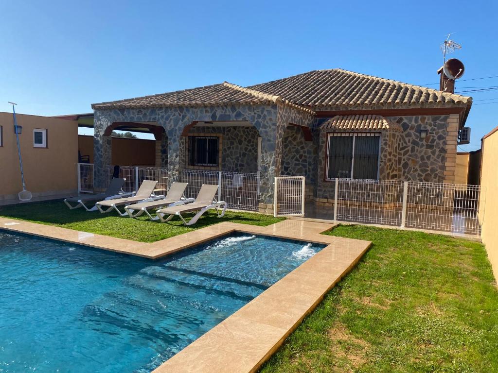 una casa con piscina en el patio en Casa Silvia, en Cádiz