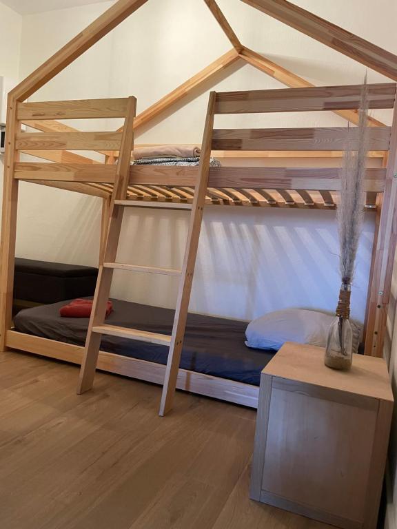 Ce dortoir comprend 2 lits superposés et une table. dans l'établissement Le Marine 4, à Cogolin