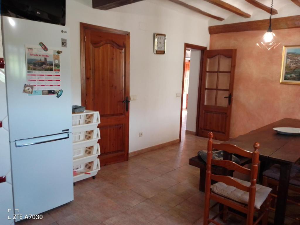 Kuchyň nebo kuchyňský kout v ubytování Allotjatments Can Servosa