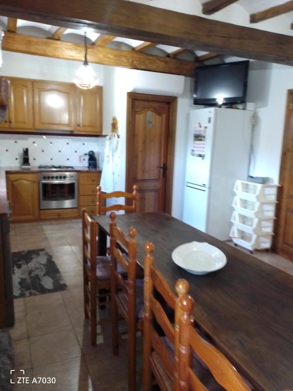 Kuchyň nebo kuchyňský kout v ubytování Allotjatments Can Servosa