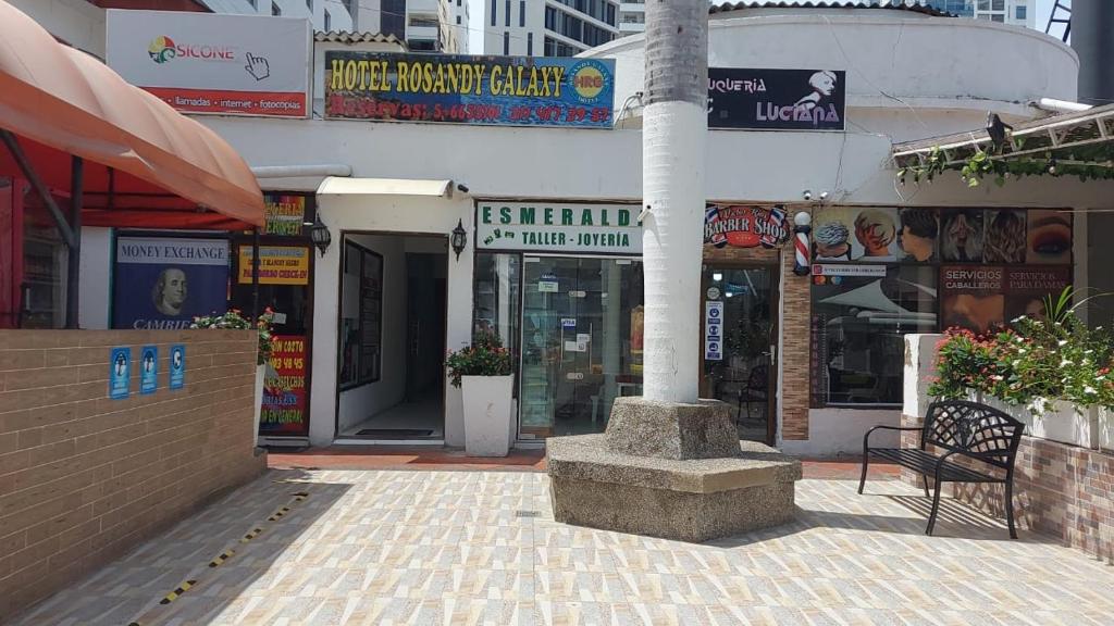 una calle con un poste delante de un edificio en Hotel Rosandy Galaxy en Cartagena de Indias