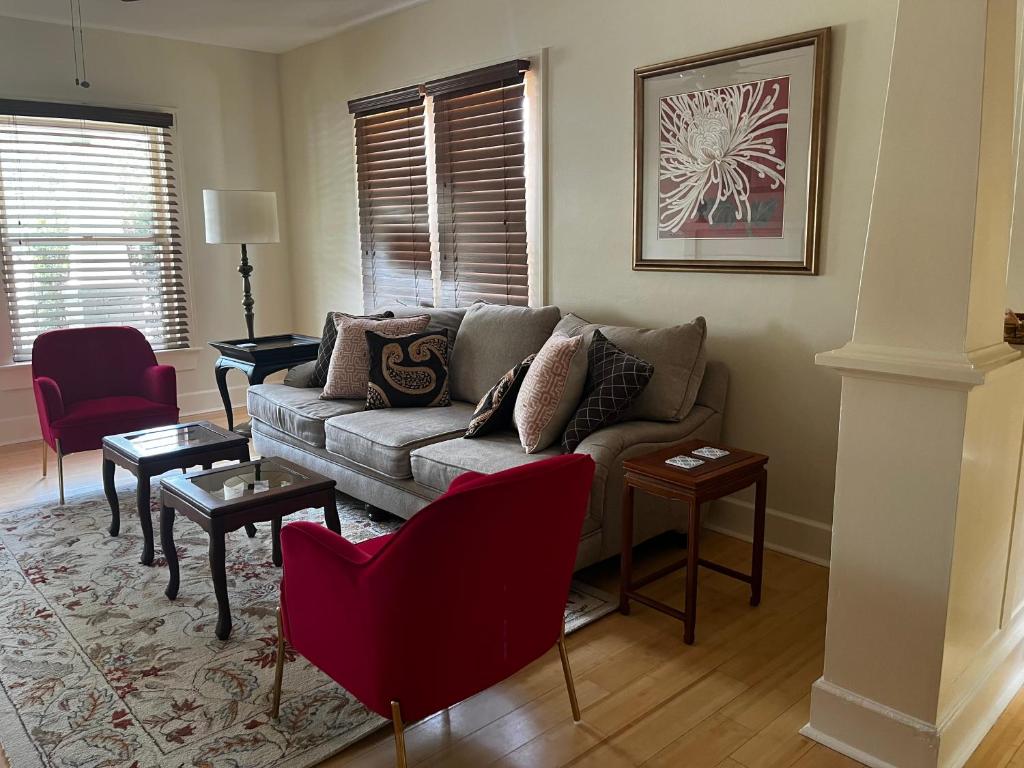 a living room with a couch and a table at Southern Charm in Lakeland in Lakeland