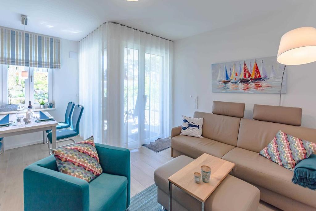 a living room with a couch and a table at APPARTEMENT TRAUMSTERN 21 - zum Strand wenige Geh Minuten in Baabe