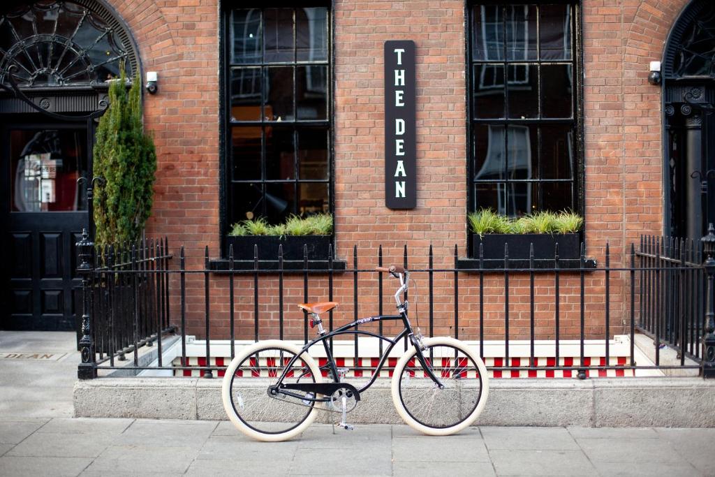 una bicicleta estacionada frente a un edificio en The Dean Dublin, en Dublín