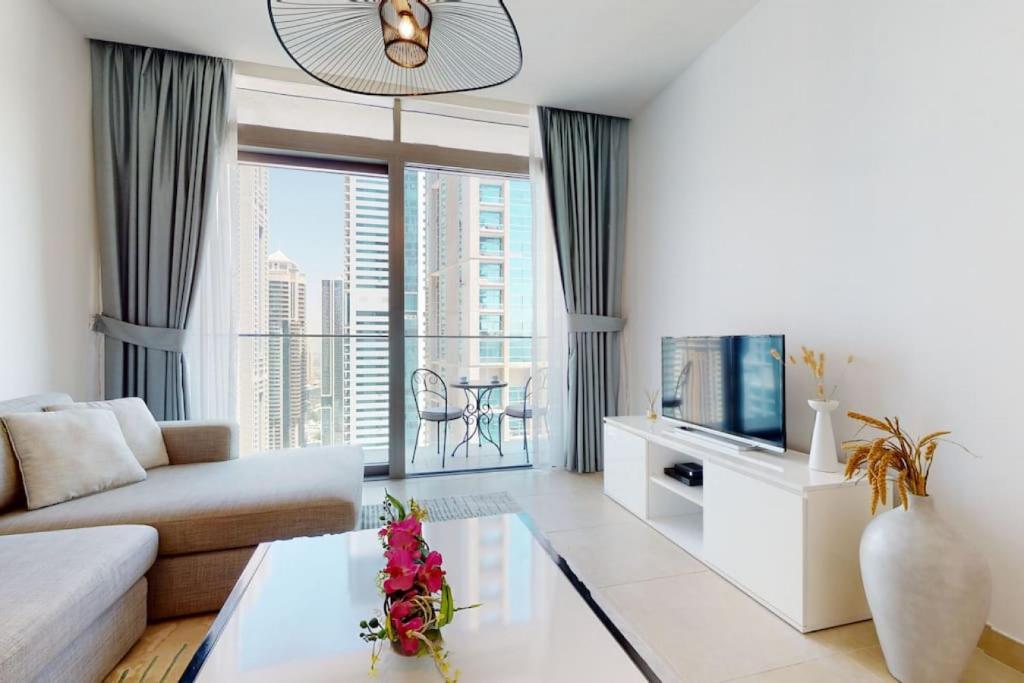TV a/nebo společenská místnost v ubytování Marina Gate 1, Dubai Marina - Chic One Bedroom