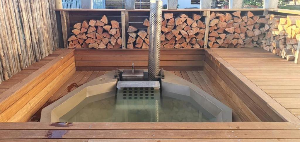 een hot tub in een houten terras met een fontein bij Kwikstertjie in Hermanus