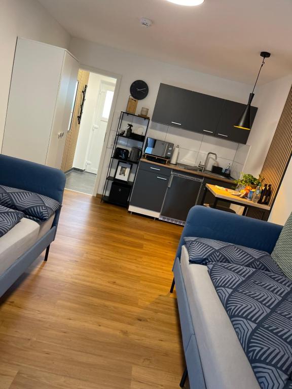 un soggiorno con 2 divani e una cucina di -Bella Casa- Central Studio Apartment a Fürth
