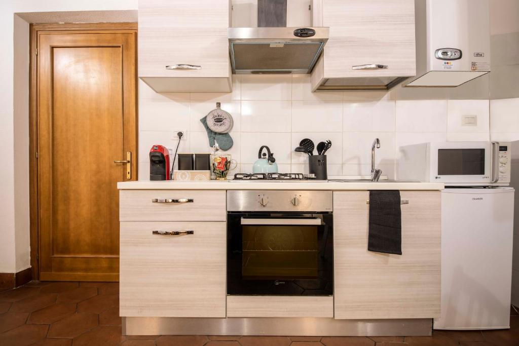 Una cocina o zona de cocina en Stranamore Apartments Trastevere