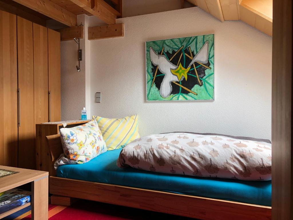 Doppelzimmer Dachgeschoss, schnelles WLAN, Arbeitsplatz und Garten