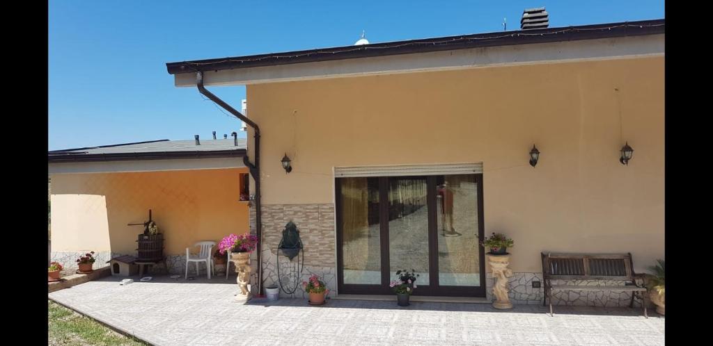 une terrasse d'une maison avec une porte en verre dans l'établissement Villa Emilia, à San Salvo