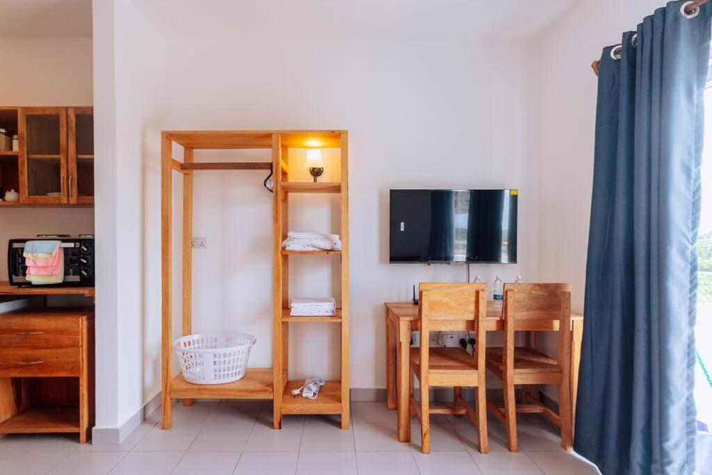 TV a/nebo společenská místnost v ubytování B8-03 Studio, Apt 22, Mwangani Apartments