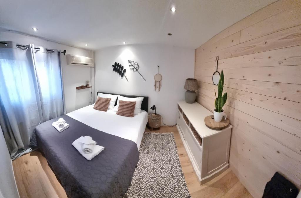 1 dormitorio con 1 cama y un banco en una habitación en CHALET HARMONY prive WELLNESS, en Putten