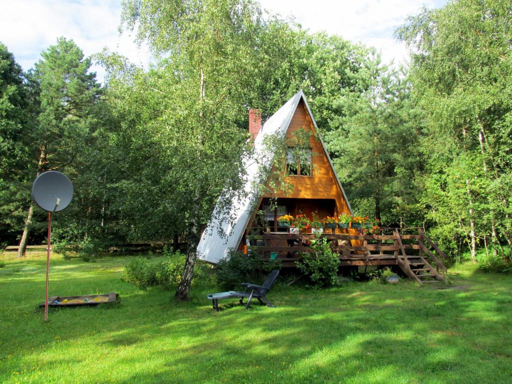 a tiny house in the middle of a yard at Jeżówka in Sasino