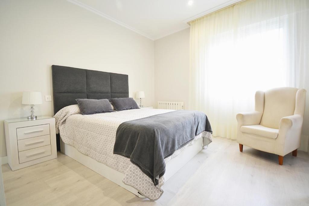 Giường trong phòng chung tại Apartamento en pleno centro de Portonovo, Sanxenxo