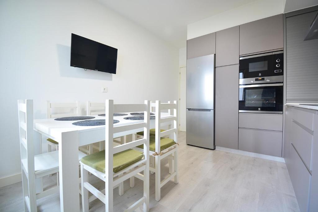 Kuchyňa alebo kuchynka v ubytovaní GALIHOST - Apartamento en pleno centro de Portonovo, Sanxenxo