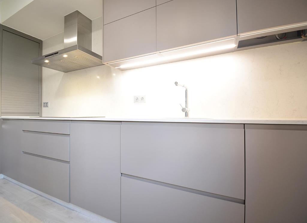 Kuchyňa alebo kuchynka v ubytovaní GALIHOST - Apartamento en pleno centro de Portonovo, Sanxenxo