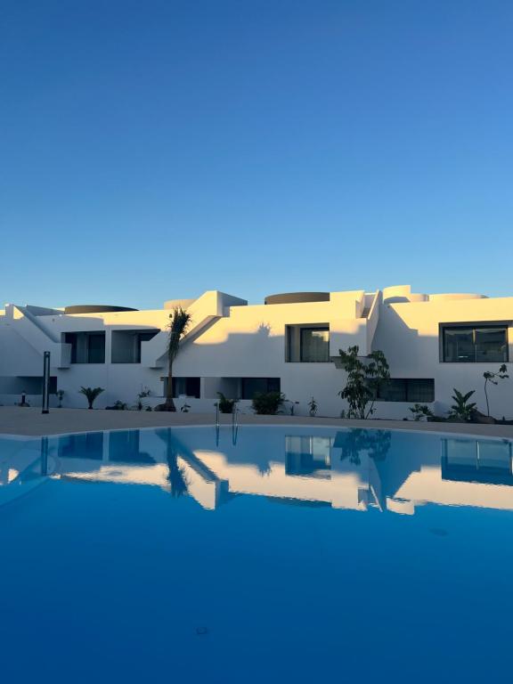 una vista de las villas desde la piscina en Vulcano View at Casilla de Costa, en La Oliva