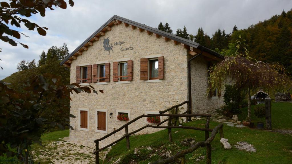 ein Steinhaus mit seitlichen Fenstern in der Unterkunft Agribed Quierta - Camere Matrimoniali 