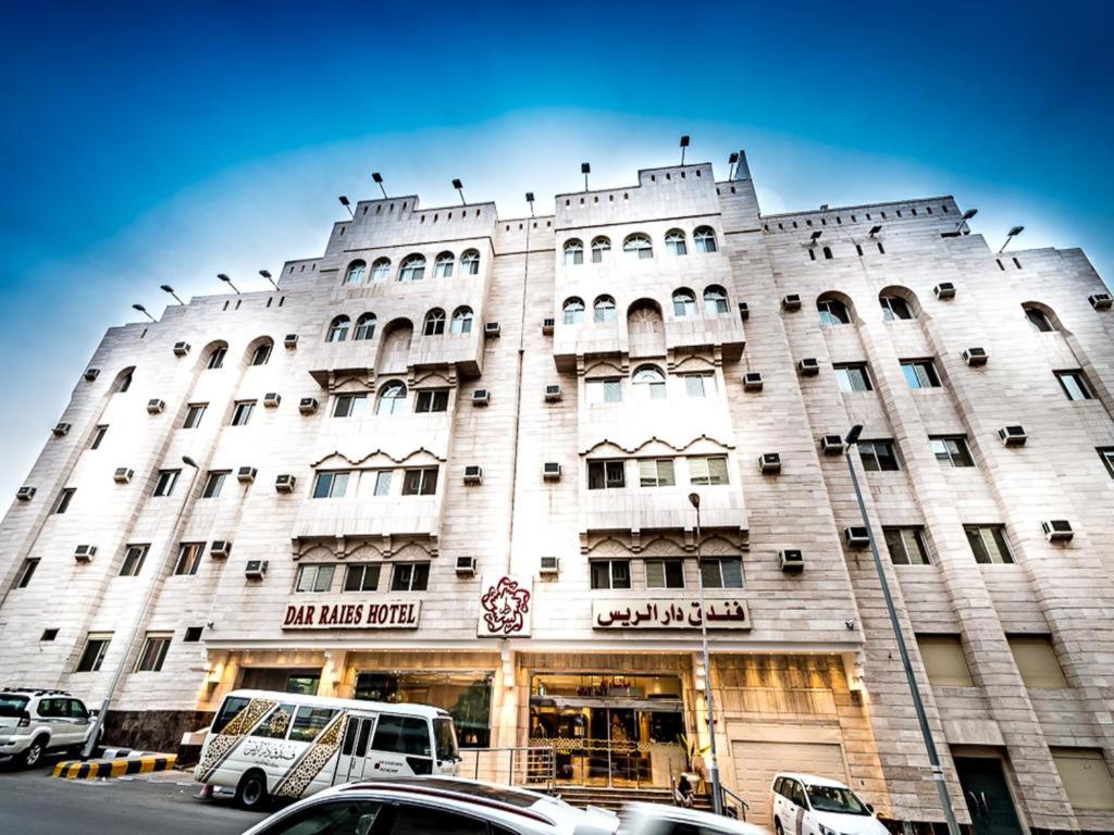 a large white building with cars parked in front of it at فندق دار الريس - Dar Raies Hotel in Makkah