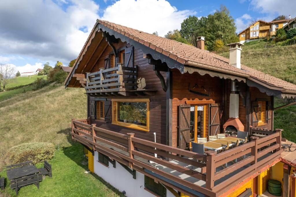 un modèle de maison avec une grande terrasse dans l'établissement Chalet avec sauna, magnifique vue et à 400m des pistes, à La Bresse
