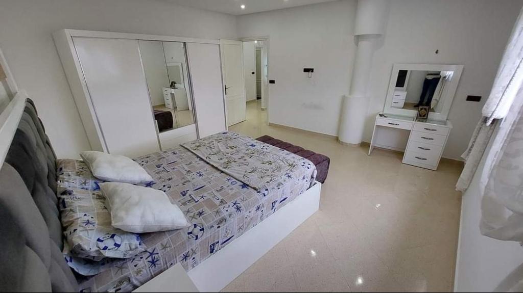 Postel nebo postele na pokoji v ubytování Al Hoceima Ajdir Maroc - Maison 5 chambres 12 personnes