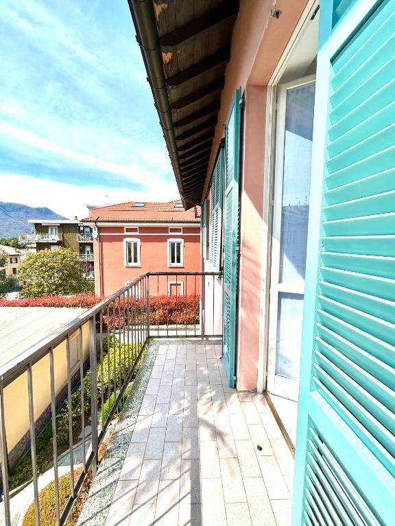 a balcony with a view of a building at Carola's place - by Relais Di Giada in Como