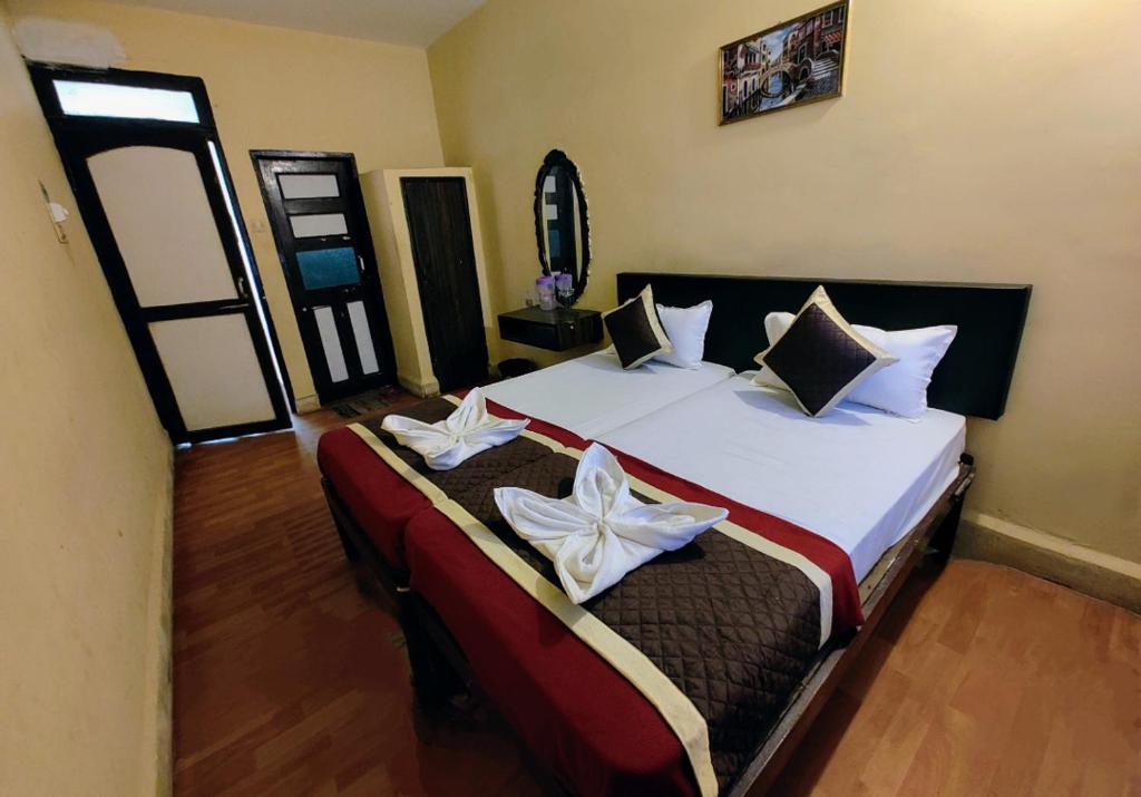 Un dormitorio con una cama grande con arcos blancos. en Sea View Resorts, en Bogmalo