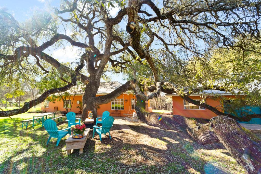 een tuin met stoelen en een tafel onder een boom bij The Heyday Hacienda in Sunset Valley, Pet-Friendly, Pool, Fire Bowl, Smart TVs in Austin